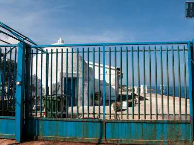 Dobbiamo ora spostarci di 3,5 chilometri per raggiungere via Trulli, il lungomare di levante di Torre a Mare. Qui scoviamo il Lido Azzurro, inaugurato sul finire degli anni 50. Dotato di 63 cabine � arricchito da un piccolo trullo posto all�ingresso